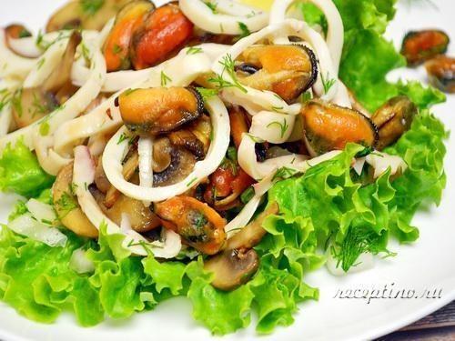 Салат из кальмаров, мидий, грибов - рецепт с фото