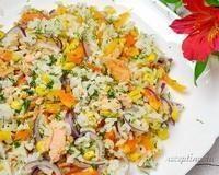 Салат с рисом и красной рыбой (лососем) - рецепт с фото