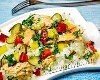 Салат с жареным лососем, рисом, овощами