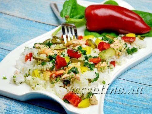 Салат с жареным лососем, рисом, овощами 