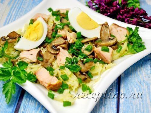 Теплый салат из жареной горбуши, грибов, пасты (вермишели) - рецепт с фото