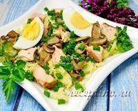Теплый салат из жареной горбуши, грибов, пасты (вермишели) - рецепт с фото