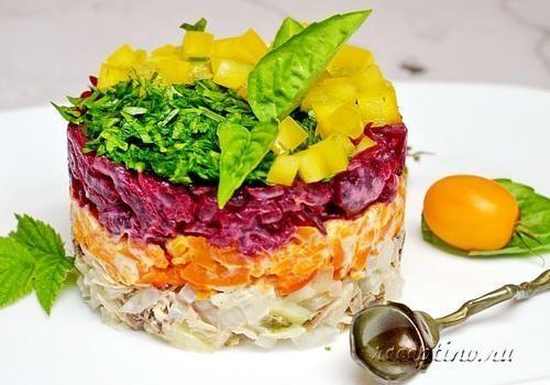 Салат с запеченной скумбрией под свекольной "шубой" - рецепт с фото