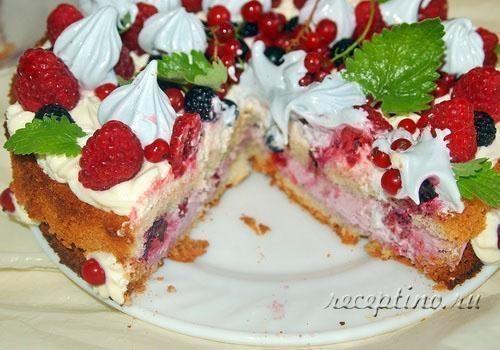 бисквитный торт с ягодами 