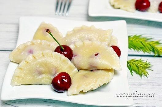 Вареники с замороженными вишнями (заварное тесто) - рецепт с фото
