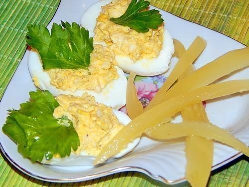 Фаршированные яйца с плавленым сыром, чесноком, майонезом - рецепт с фото