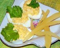 Фаршированные яйца с плавленым сыром, чесноком, майонезом - рецепт с фото