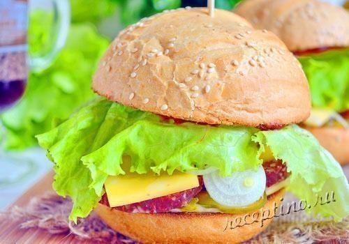 Гамбургер с салями и маринованным луком - рецепт с фото