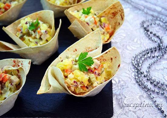 Салат с ветчиной и маринованными огурцами в тарталетках из лаваша - рецепт с фото