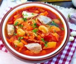 Борщ по-крестьянски со свининой и консервированной фасолью