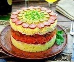 Салат с охотничьими колбасками, сыром, маринованными луком и огурцами