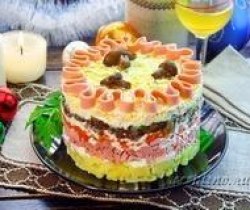Слоеный салат с колбасой, картофелем, маринованными грибами, яйцами