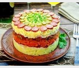 Салат с охотничьими колбасками, сыром, маринованными луком и огурцами