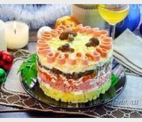 Слоеный салат с колбасой, картофелем, маринованными грибами, яйцами