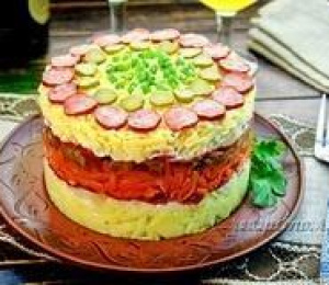 Салат с охотничьими колбасками, сыром, маринованными луком и огурцами