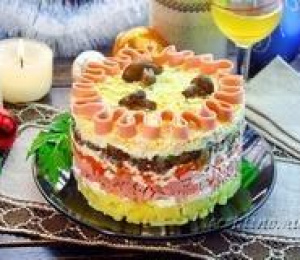 Слоеный салат с колбасой, картофелем, маринованными грибами, яйцами